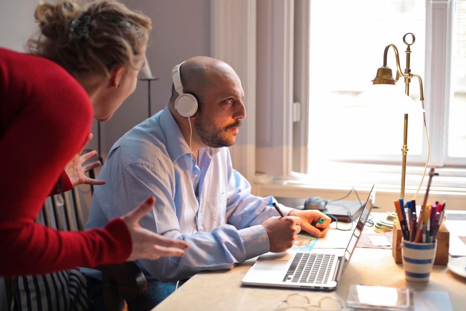 Mesa de trabajo con documentos financieros y laptop abierta