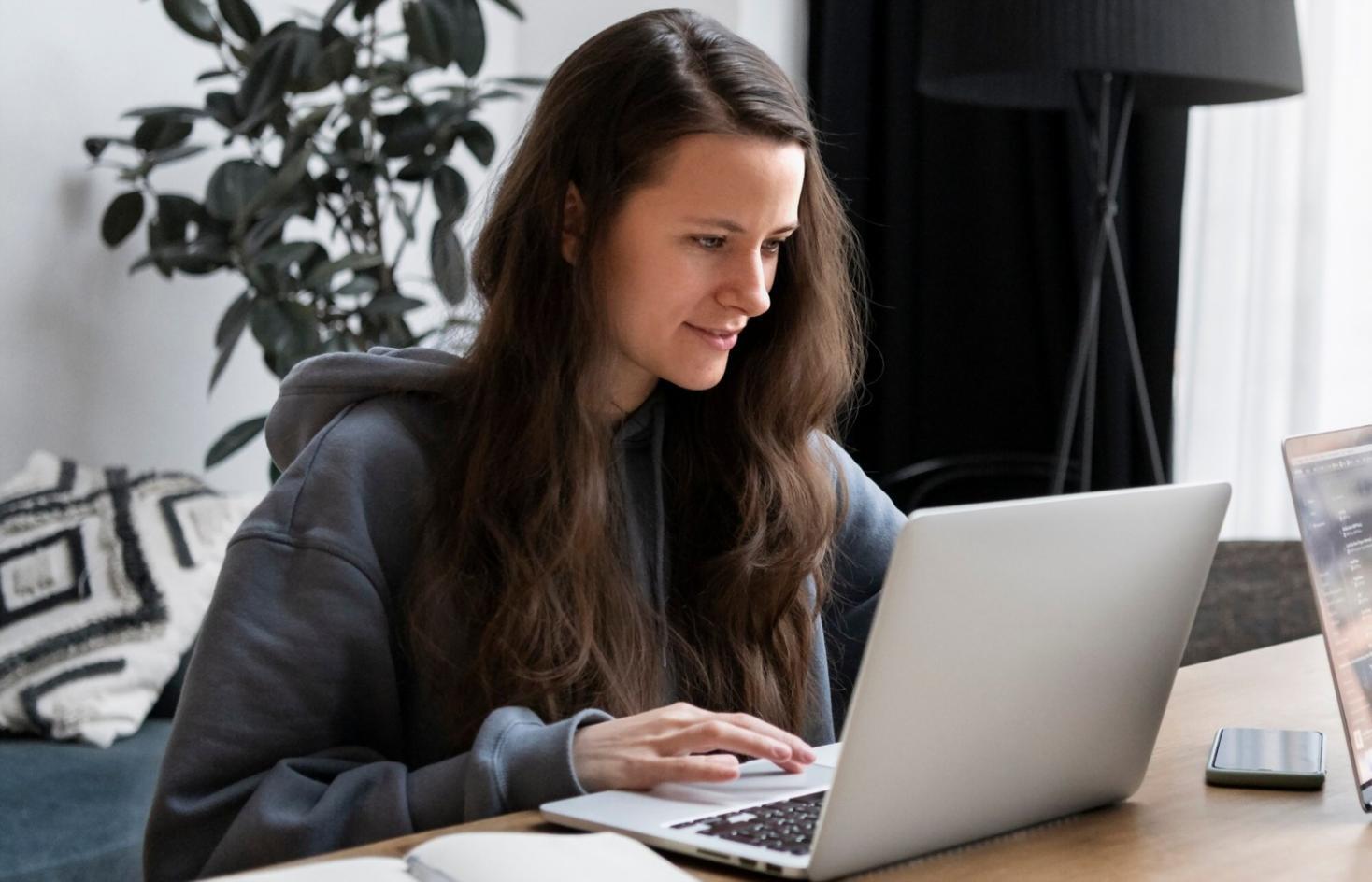 Estación de trabajo moderna con múltiples monitores mostrando análisis financiero y herramientas de presupuesto